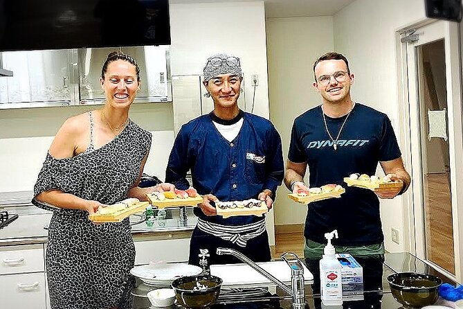 sushi-making-experience-class-in-naha-makishi-public-market