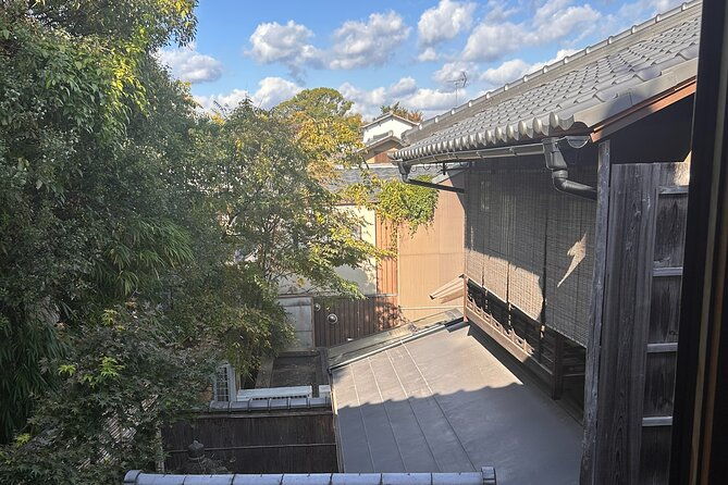 tea-ceremony-in-100-years-old-townhouse-with-tables-and-chairs