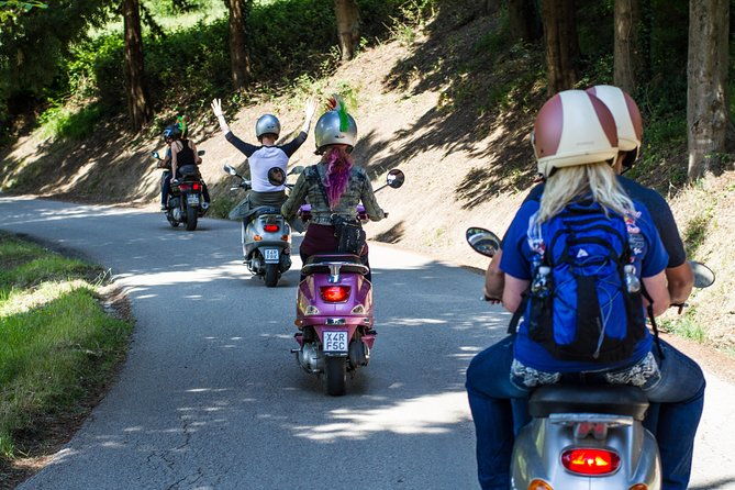 tuscany-vespa-tour-lunch-wine-tasting-countryside-roads