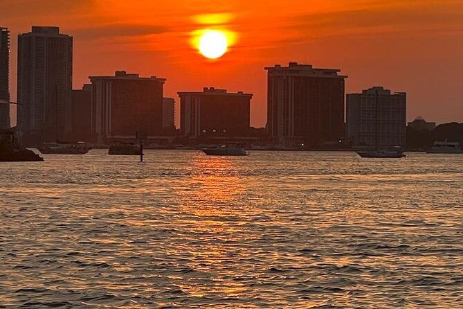 2-hours-private-miami-boat-tour-with-champagne