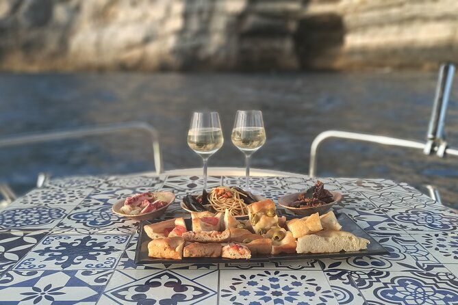 aperitif-on-a-boat-at-sunset-porto-venere-and-islands