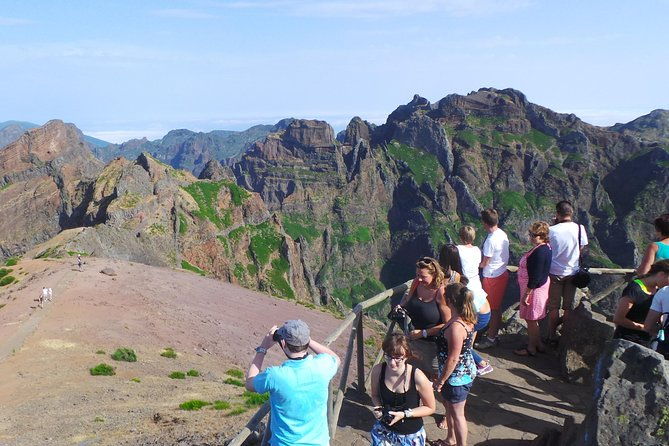 arieiro-peak-santo-da-serra-and-cristo-rei-4x4-experience