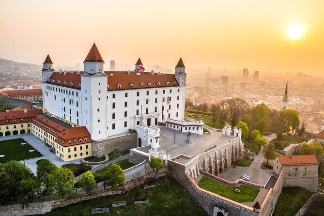 big-castle-tour-in-bratislava-by-presporacik-sightseeing-vehicle