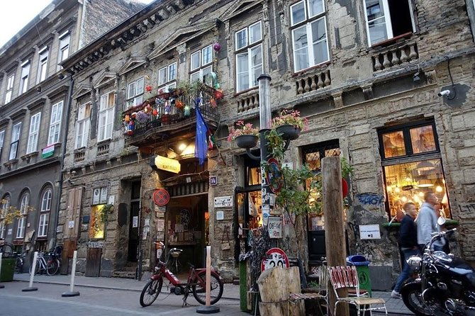 budapest-ruin-bar-tour-with-local-drinks-street-food