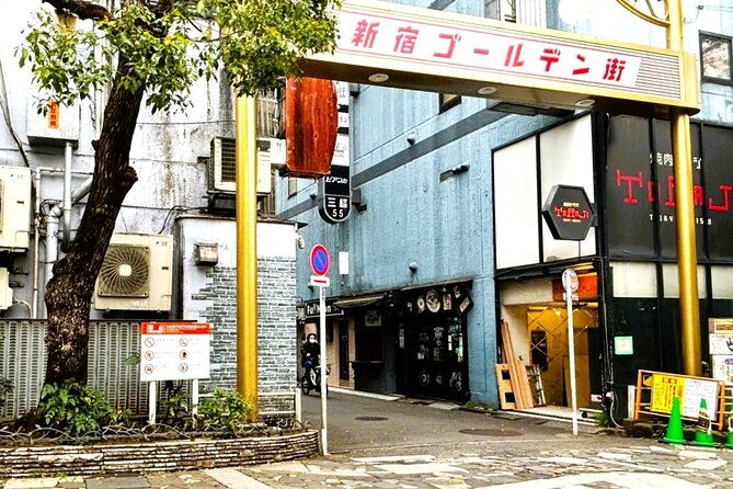 cheers-bar-hopping-tour-w-a-local-guide-in-shinjuku-kabukicho