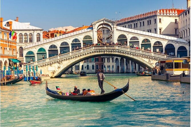 enchanting-venice-city-walk-majestic-gondola-ride