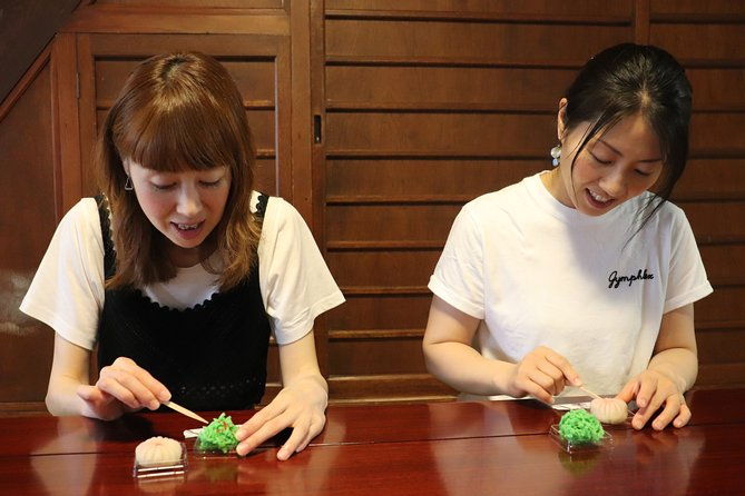 experience-of-making-sweets-taught-by-professionals-local-tour-guide