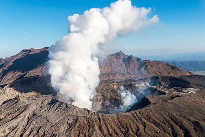fukuoka-mount-aso-volcano-kumamoto-castle-grasslands-day-tour