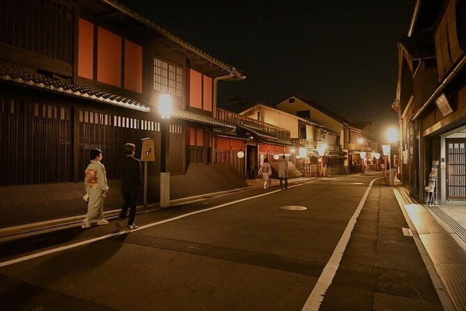 geisha-streets-real-kyoto-magical-night-w-kyoto-snack