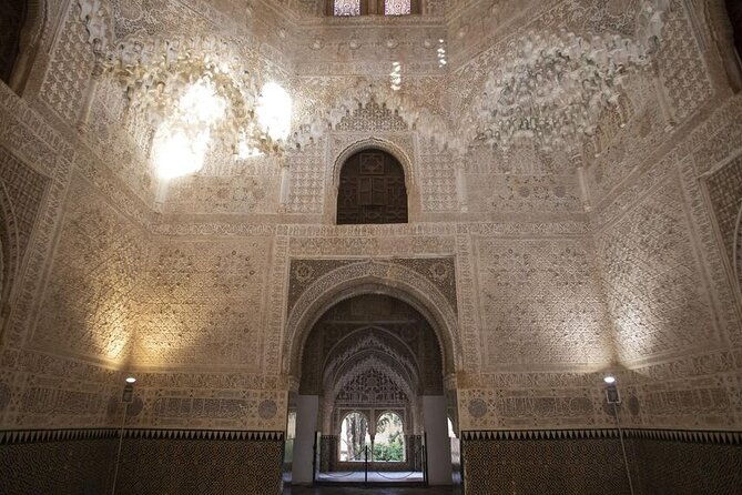 guided-walking-tour-of-the-alhambra-in-granada
