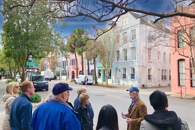 hidden-alleyways-and-historic-sites-small-group-walking-tour