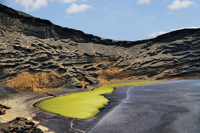 lanzarote-volcano-and-wine-region-tour-from-fuerteventura