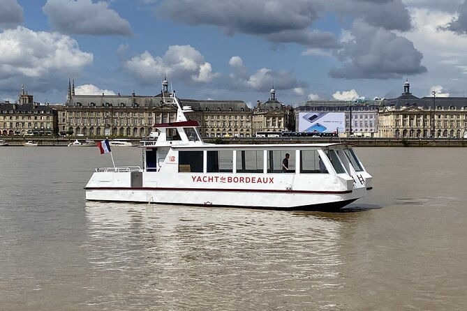 prestige-commented-cruise-glass-of-wine-and-canele-in-bordeaux