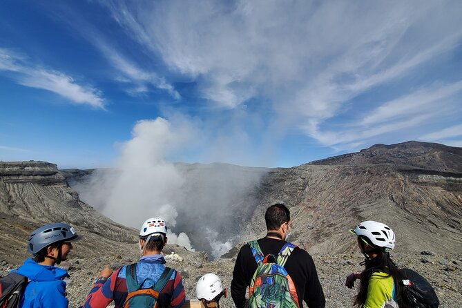 private-e-mtb-guided-cycling-around-mt-aso-volcano-grasslands