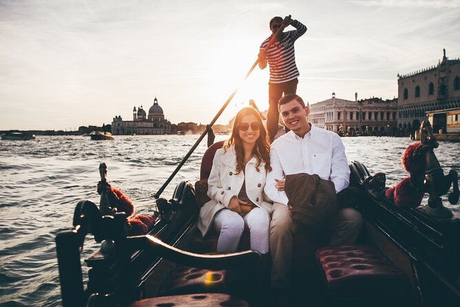 private-gondola-ride-with-professional-photographer-in-venice