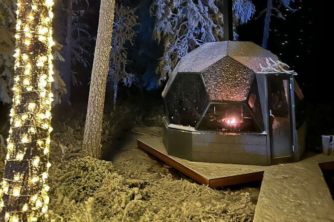 private-party-dinner-in-a-glass-igloo-under-northern-lights