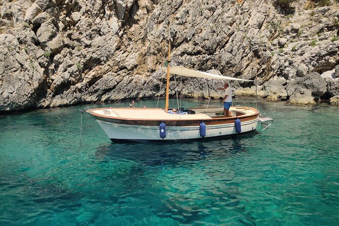 private-tour-in-a-typical-capri-boat
