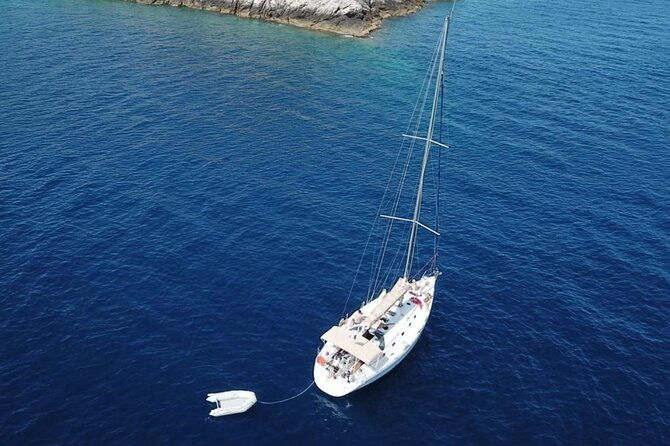 sailing-boat-small-group-kleftiko-and-sikia-cave-west-of-milos