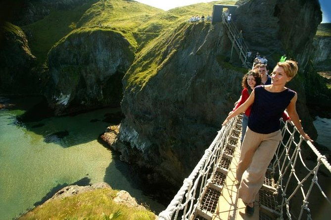 shore-excursion-giants-causeway-tour-from-belfast-port-extra-leg-room-bus