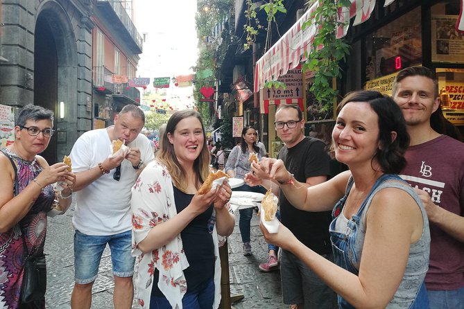tasty-naples-street-food-tour-of-musteat-gourmet-specialties-and-mustsee-sites