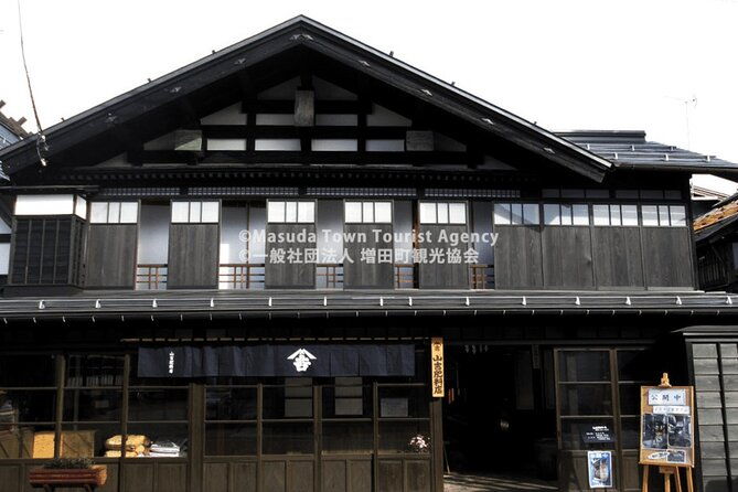walking-tour-of-wealthy-merchants-storehouses-in-akita