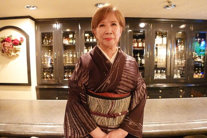 3-hours-private-food-and-walking-tour-to-snack-bar-in-nakasu