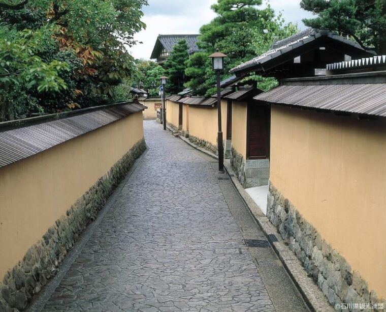 guided-e-bike-and-walking-tour-of-kanazawa-main-kenrokuen