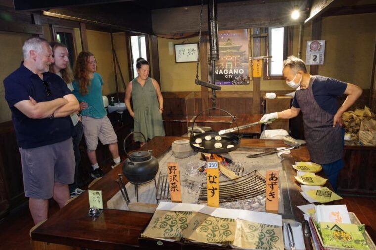 make-oyaki-dumplings-walk-around-zenkoji-temple-in-nagano