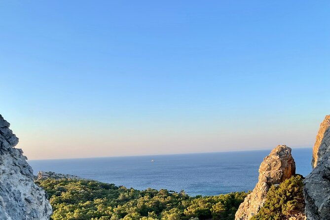 small-group-hiking-from-pefkos-to-navarone-bay-at-sunrise