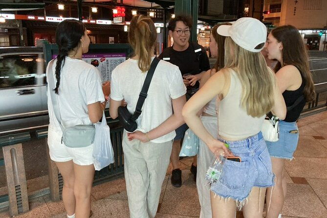 small-group-walking-tour-in-gion-at-night-with-sake-in-hand