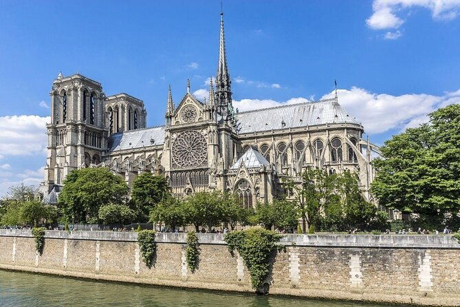 a-morning-in-paris-food-tour-croissants-baguettes-chocolate