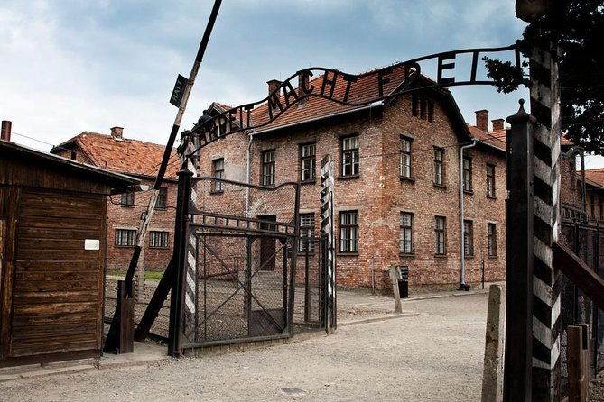 auschwitz-birkenau-wieliczka-in-one-day-half-private-tour