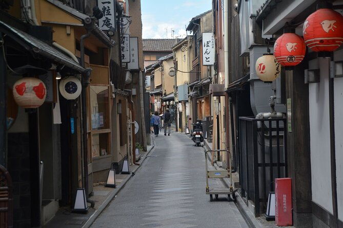 authentic-kyoto-gion-tour-with-traditional-cuisine-and-maiko-show