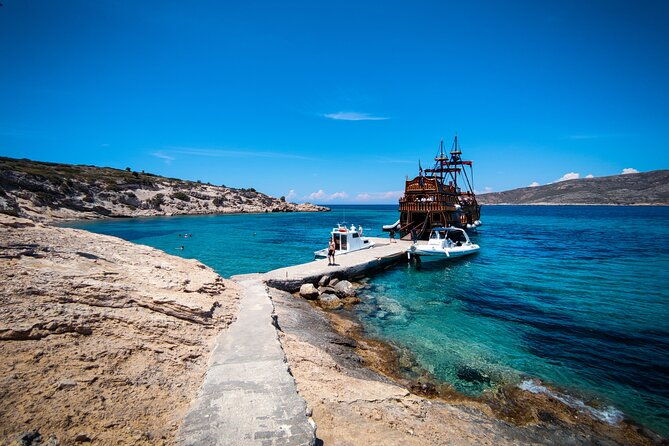 barco-de-pirata-cruise-at-3-islands-in-greece