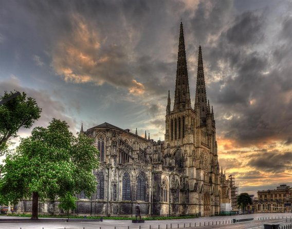 bordeaux-essentials-sightseeing-bike-tour-with-a-local-guide