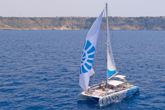 catamaran-sailing-in-mallorca-through-the-bay-of-palma-with-bbq