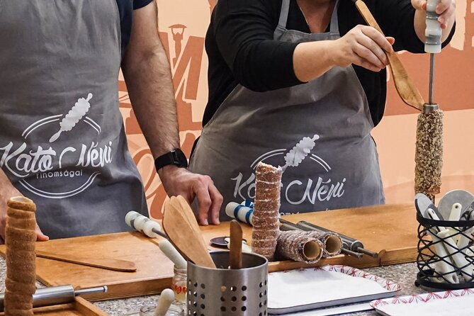 chimney-cake-workshop-budapest-downtown-kurtoskalacs-class