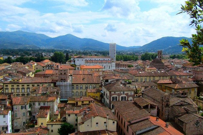 discover-luccas-secrets-on-a-guided-walking-tour