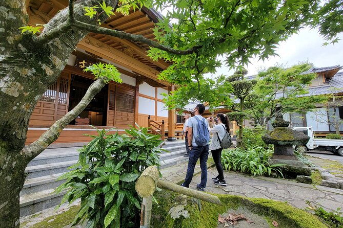 experience-zen-meditation-or-sutra-copying-and-enjoy-vegetarian-food-with-monk