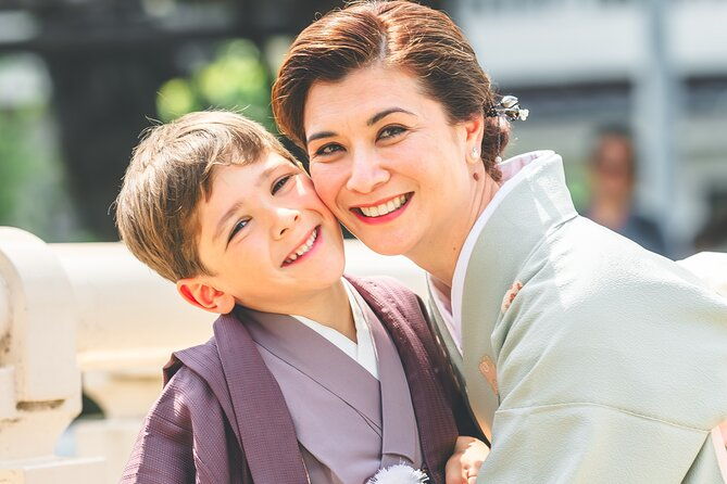 family-kimono-portraits-at-one-of-the-oldest-shrines-in-tokyo