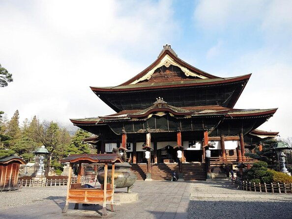 food-cultural-walking-tour-around-zenkoji-temple-in-nagano-2