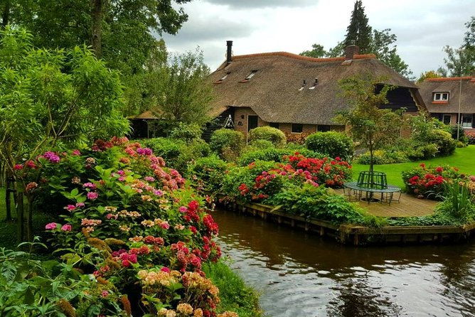 giethoorn-day-trip-from-amsterdam-with-boatride