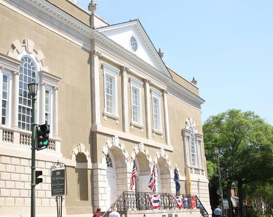 hidden-alleyways-and-historic-sites-small-group-walking-tour