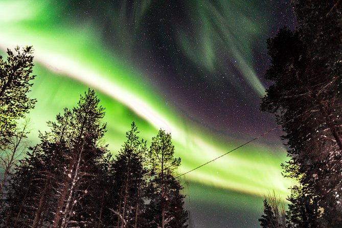 hunting-northern-lights-by-snowmobiles
