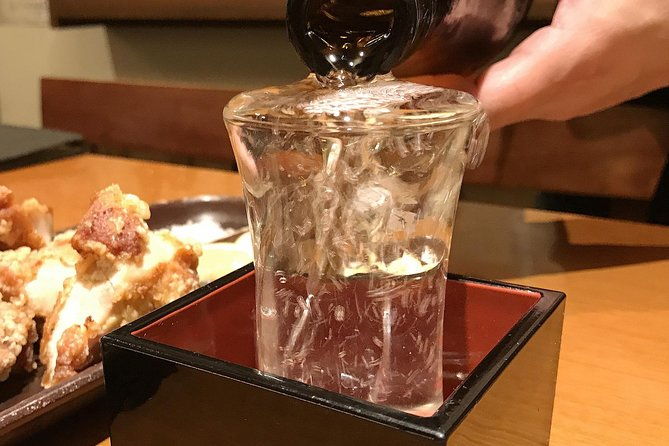 japanese-sake-lesson-tasting-at-izakaya-pub