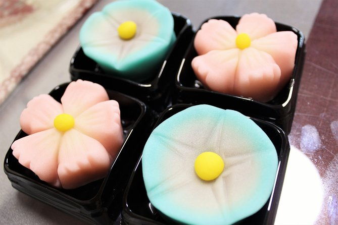 japanese-sweets-making-with-seasonal-motifs