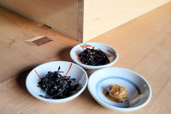 kamakura-small-group-onigiri-making-and-sake-tasting-in-sake-bar