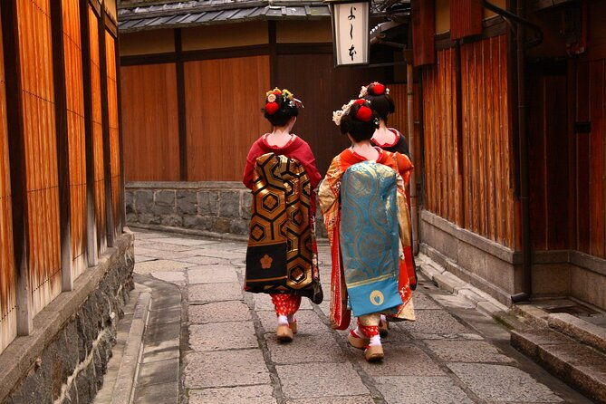 kyoto-geisha-district-walking-tour-in-gion