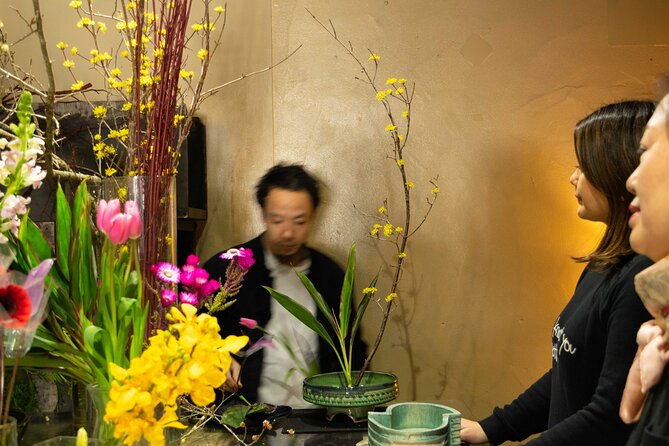 kyoto-tea-ceremony-with-japanese-flower-arrangement-ikebana