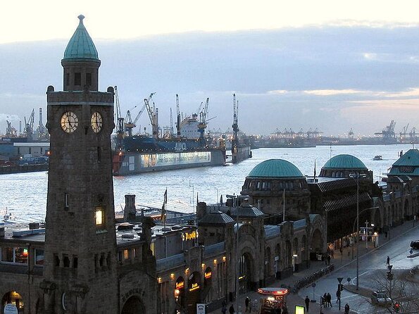 lights-tour-through-the-port-of-hamburg-and-to-the-historic-warehouse-district